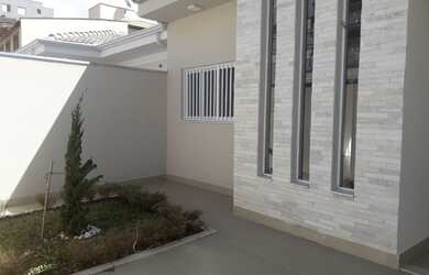 Imagem: A casa possui 3 Dormitórios, 1 Banheiro, 2 Vagas na garagem