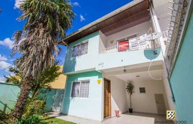 Imagem: A casa possui 3 Dormitórios, 2 Banheiros, 2 Vagas na garagem