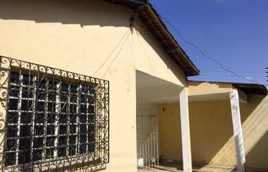 Imagem: A casa possui 2 Dormitórios, 2 Banheiros, 1 Vaga na garagem