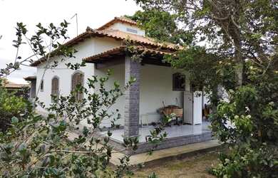 Imagem: A casa possui 3 Dormitórios, 2 Banheiros, 3 Vagas na garagem