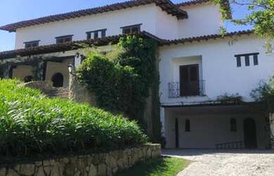 Imagem: A casa possui 4 Dormitórios, 4 Banheiros, 5 Vagas na garagem