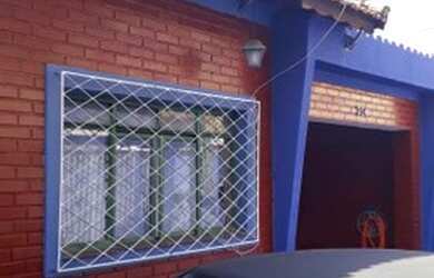 Imagem: A casa possui 3 Dormitórios, 3 Banheiros, 4 Vagas na garagem