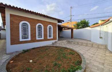 Imagem: A casa possui 3 Dormitórios, 2 Banheiros, 4 Vagas na garagem