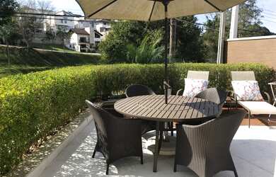 Imagem: A casa em condomínio possui 4 Dormitórios, 5 Banheiros, 4