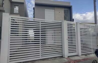 Imagem: A casa possui 2 Dormitórios, 2 Banheiros, 2 Vagas na garagem