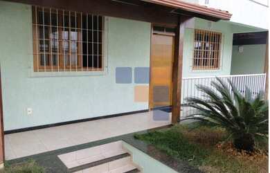 Imagem: A casa possui 4 Dormitórios, 5 Banheiros, 4 Vagas na garagem