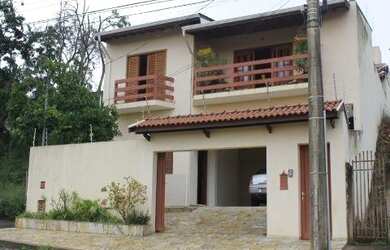 Imagem: A casa possui 4 Dormitórios, 3 Banheiros, 3 Vagas na garagem