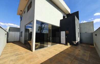 Imagem: A casa possui 3 Dormitórios, 5 Banheiros, 4 Vagas na garagem