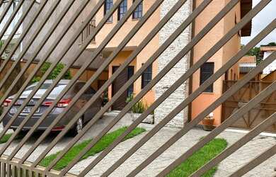 Imagem: A casa possui 3 Dormitórios, 4 Banheiros, 2 Vagas na garagem