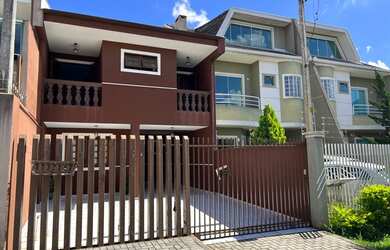 Imagem: A casa possui 4 Dormitórios, 4 Banheiros, 4 Vagas na garagem