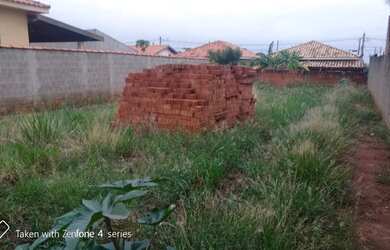Imagem 8: Lote plano ,com asfalto e vizinhos em ambos os lado, Bairro Bela São...