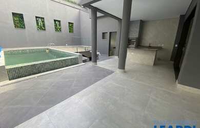 Imagem: A casa em condomínio possui 4 Dormitórios, 4 Banheiros, 4