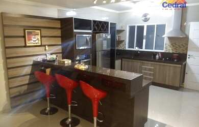 Imagem: A casa possui 3 Dormitórios, 2 Banheiros, 2 Vagas na garagem