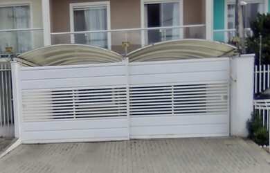 Imagem: A casa possui 3 Dormitórios, 3 Banheiros, 3 Vagas na garagem