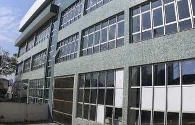 Imagem: O depósito possui 5 Vagas na garagem, 966m² de Área e está