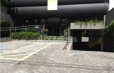 Imagem 3: Av Ibirapuera próximo ao Shopping Ibirapuera Entre as estações de metrô...