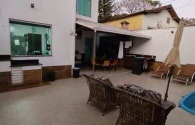 Imagem: A casa possui 3 Dormitórios, 2 Banheiros, 3 Vagas na garagem