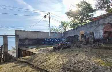 Imagem: A casa possui 3 Dormitórios, 2 Banheiros, 5 Vagas na garagem