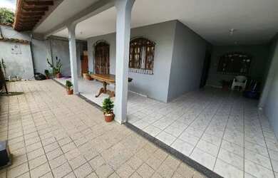 Imagem: A casa possui 5 Dormitórios, 3 Banheiros, 3 Vagas na garagem