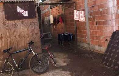 Imagem: A casa em condomínio possui 2 Dormitórios, 1 Banheiro, 2 Vagas