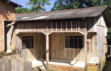 Imagem: A casa possui 3 Dormitórios, 1 Banheiro e está localizado