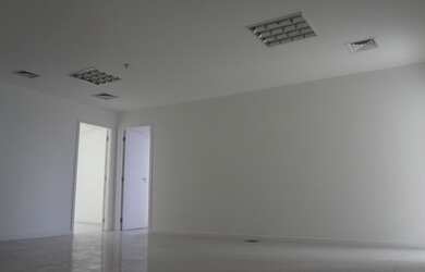 Imagem: O depósito possui 5 Vagas na garagem, 200m² de Área e está