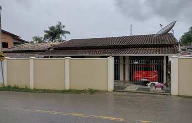 Imagem: A casa possui 3 Dormitórios, 2 Banheiros, 1 Vaga na garagem