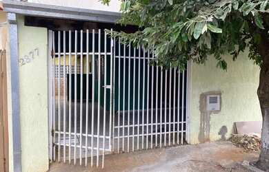 Imagem: A casa possui 2 Dormitórios, 1 Banheiro e 1 Vaga na garagem