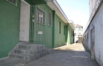 Imagem: A casa possui 5 Dormitórios, 4 Banheiros, 5 Vagas na garagem