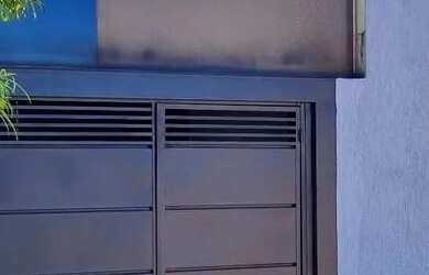 Imagem: A casa possui 2 Dormitórios, 1 Banheiro, 2 Vagas na garagem