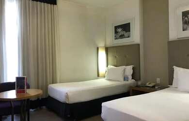 Imagem: O apartamento possui 1 Dormitório, 1 Banheiro, 1 Vaga na garagem