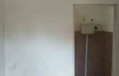 Imagem: A casa possui 3 Dormitórios, 1 Banheiro, 2 Vagas na garagem