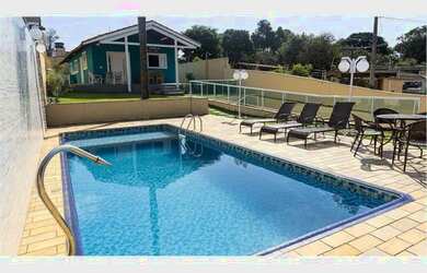 Imagem: A casa possui 4 Dormitórios, 4 Banheiros, 4 Vagas na garagem