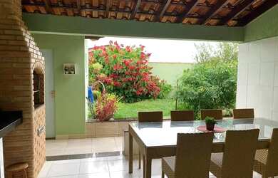 Imagem: A casa possui 3 Dormitórios, 3 Banheiros, 5 Vagas na garagem