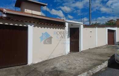 Imagem: A casa possui 3 Dormitórios, 2 Banheiros, 3 Vagas na garagem