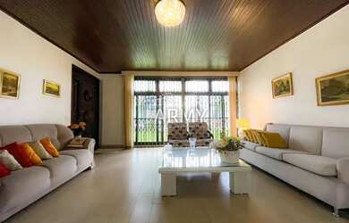 Imagem: A casa possui 4 Dormitórios, 5 Banheiros, 4 Vagas na garagem