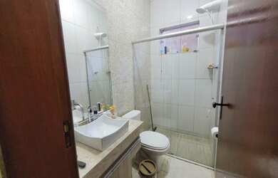 Imagem: A casa possui 2 Dormitórios, 1 Banheiro, 1 Vaga na garagem