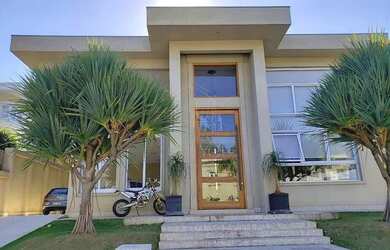 Imagem: A casa possui 4 Dormitórios, 5 Banheiros, 4 Vagas na garagem