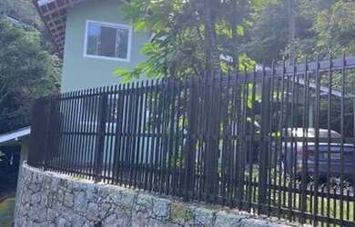 Imagem: A casa possui 4 Dormitórios, 2 Banheiros, 2 Vagas na garagem