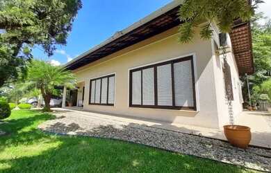 Imagem: A casa possui 3 Dormitórios, 3 Banheiros, 4 Vagas na garagem