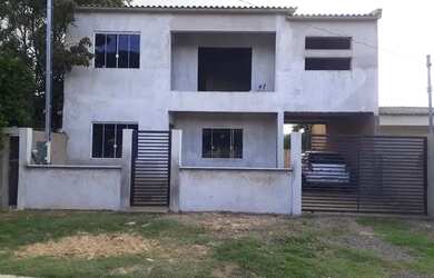 Imagem: A casa possui 4 Dormitórios, 2 Banheiros, 1 Vaga na garagem