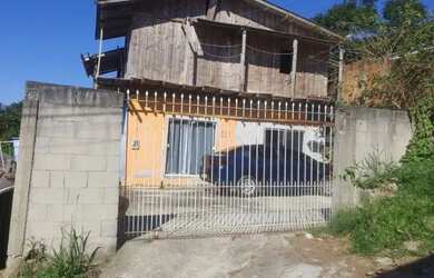 Imagem: A casa possui 4 Dormitórios, 1 Banheiro, 2 Vagas na garagem
