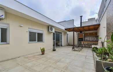 Imagem: A casa possui 3 Dormitórios, 2 Banheiros, 2 Vagas na garagem