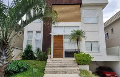 Imagem: A casa em condomínio possui 4 Dormitórios, 5 Banheiros, 4