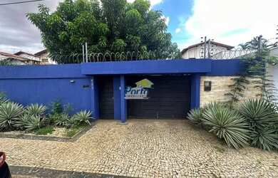 Imagem: A casa possui 3 Dormitórios, 1 Banheiro, 2 Vagas na garagem