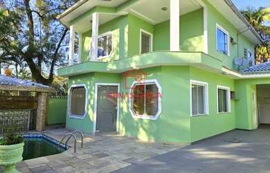 Imagem: A casa possui 3 Dormitórios, 4 Banheiros, 3 Vagas na garagem