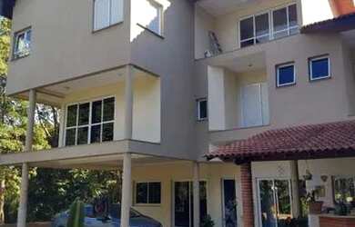 Imagem: A casa possui 3 Dormitórios, 4 Banheiros, 2 Vagas na garagem