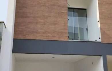 Imagem: A casa possui 3 Dormitórios, 2 Banheiros, 1 Vaga na garagem