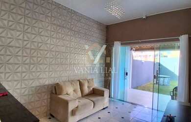 Imagem: A casa possui 3 Dormitórios, 2 Banheiros, 2 Vagas na garagem