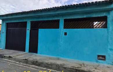 Imagem: A casa possui 2 Dormitórios, 2 Banheiros, 2 Vagas na garagem